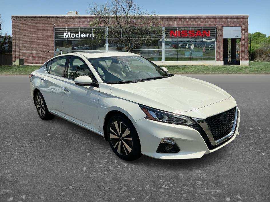 Used 2021 Pearl White Tricoat Nissan 2.5 SL image 5