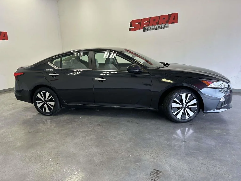 Used 2022 Blue Nissan 2.5 SV image 2