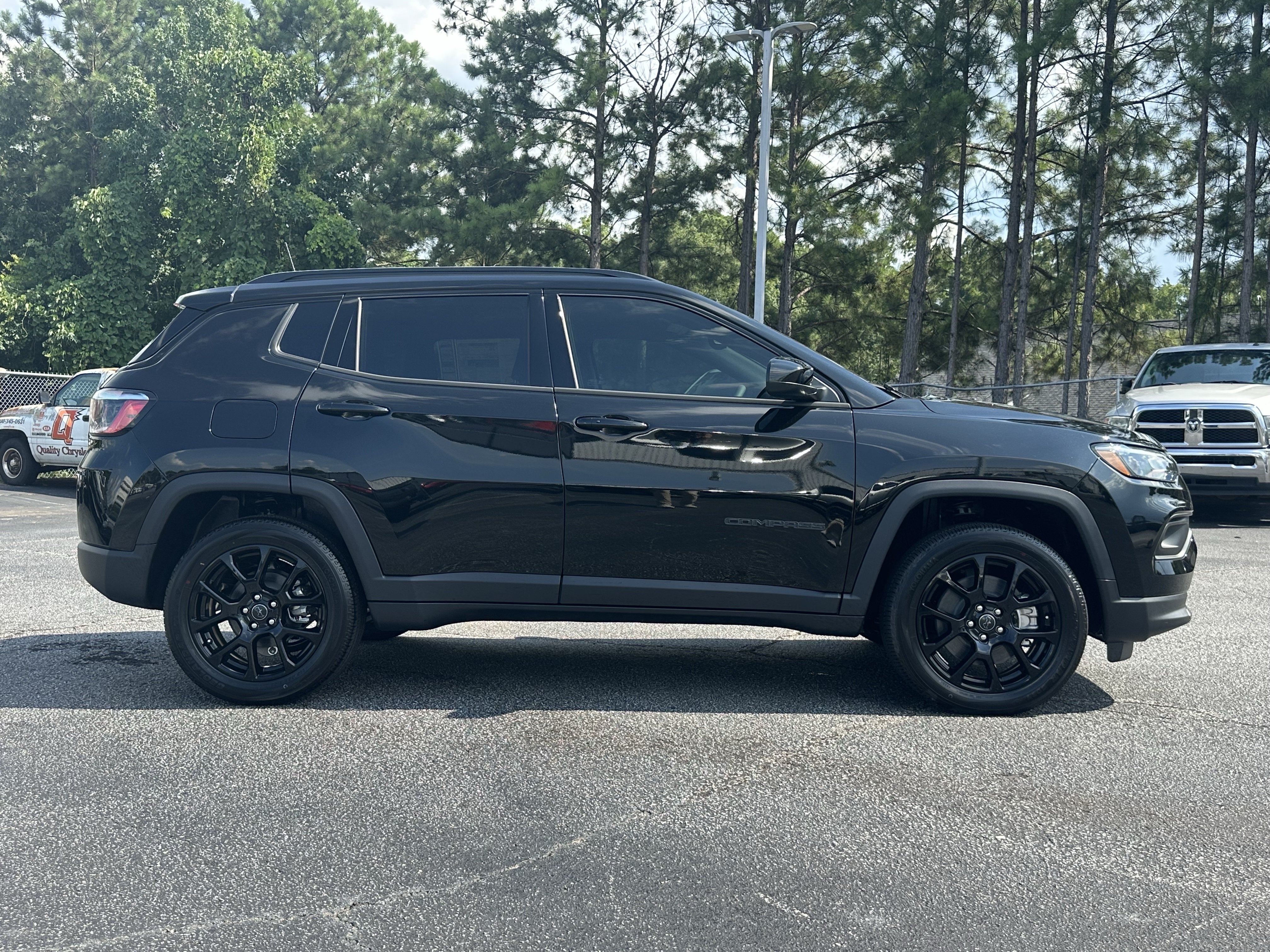 New 2026 Diamond Black Crystal Pearl-Coat Exterior Paint Jeep Latitude Altitude image 8