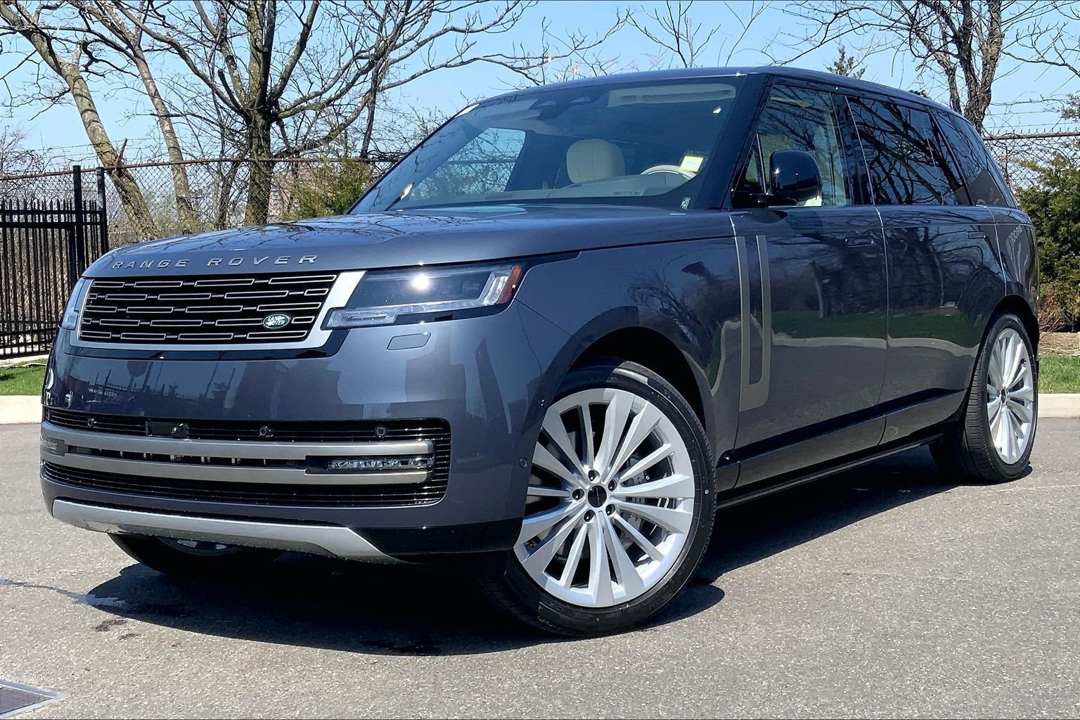 2026 Land Rover Range Rover 3.0 SE LWB 7's photo