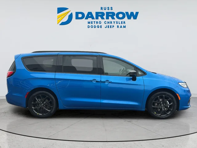 New 2026 Hydro Blue Pearl-Coat Exterior Paint Chrysler Select image 6