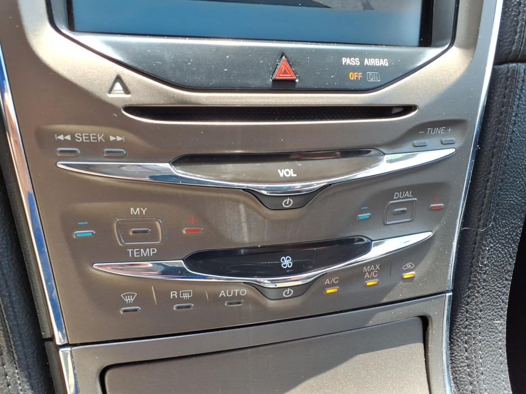 Used 2015 White Lincoln Base image 19