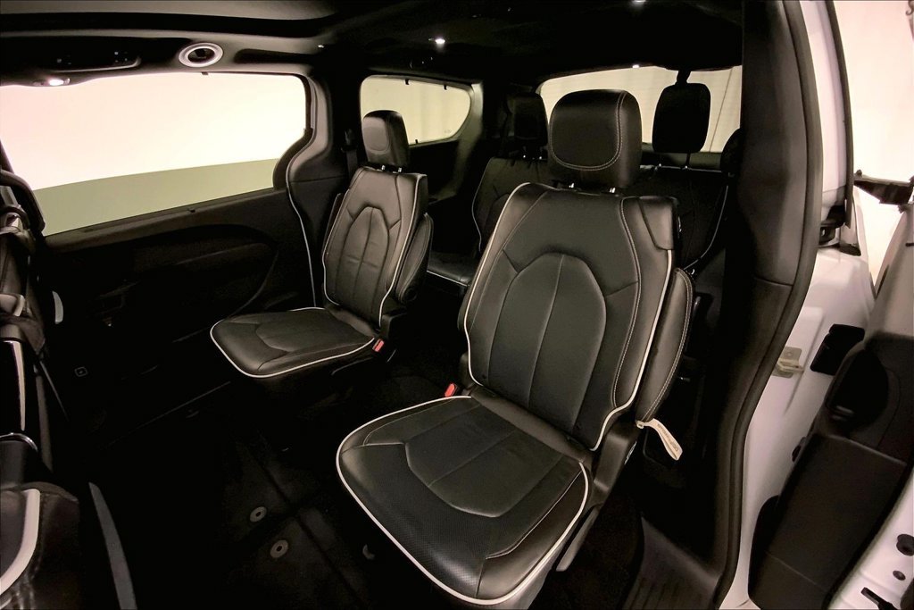 Used 2024 Bright White Clearcoat Chrysler Limited image 14