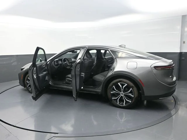 Used 2023  Toyota XLE image 41