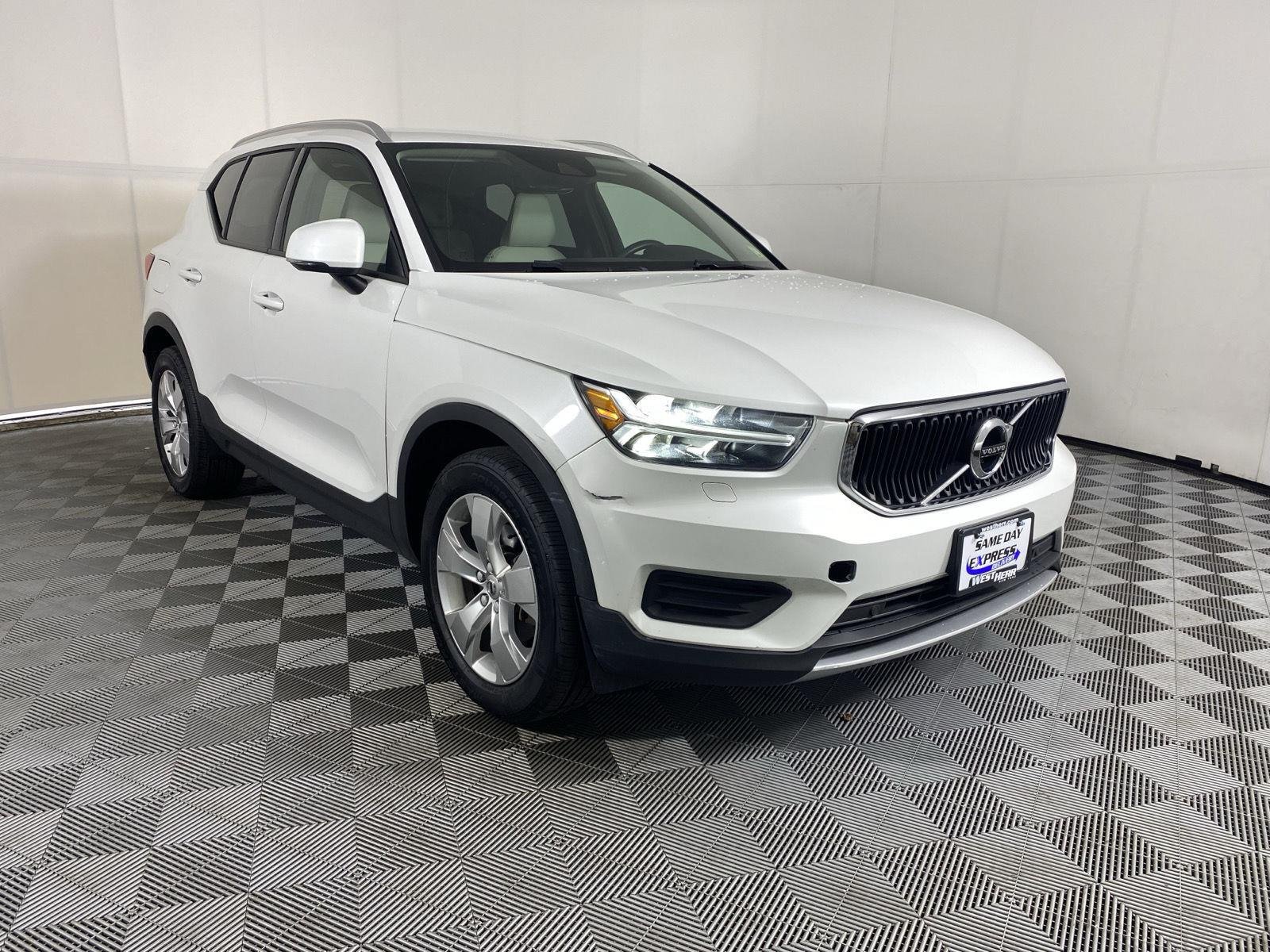 Used 2022 Crystal White Metallic Volvo Momentum image 11