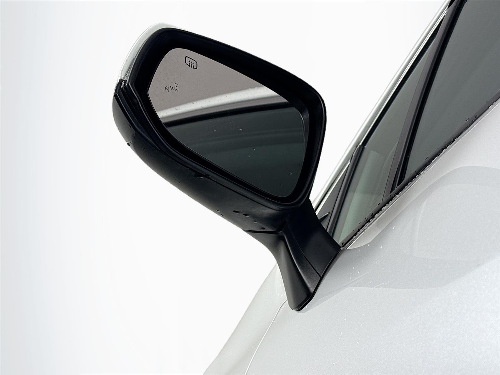 Used 2025 Wind Chill Pearl Toyota XLE 8-Passenger image 5