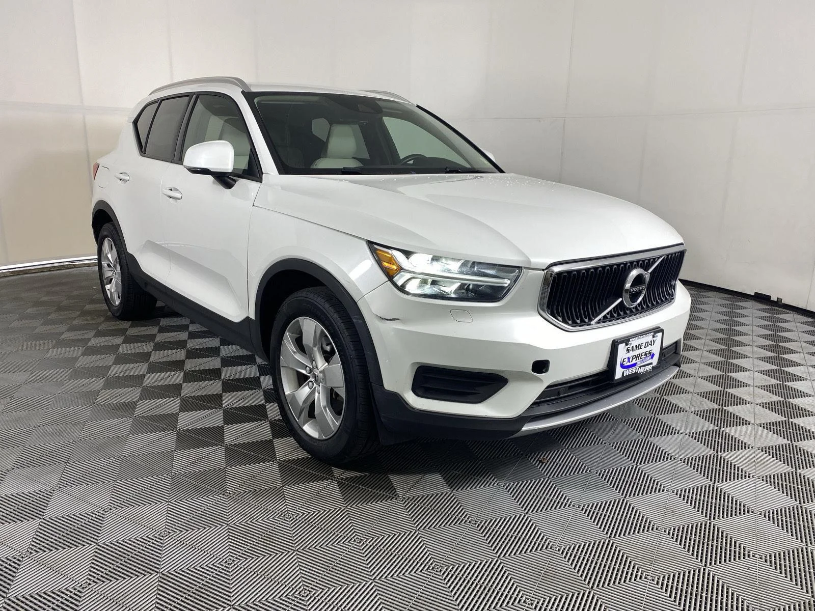 Used 2022 Crystal White Metallic Volvo Momentum image 11