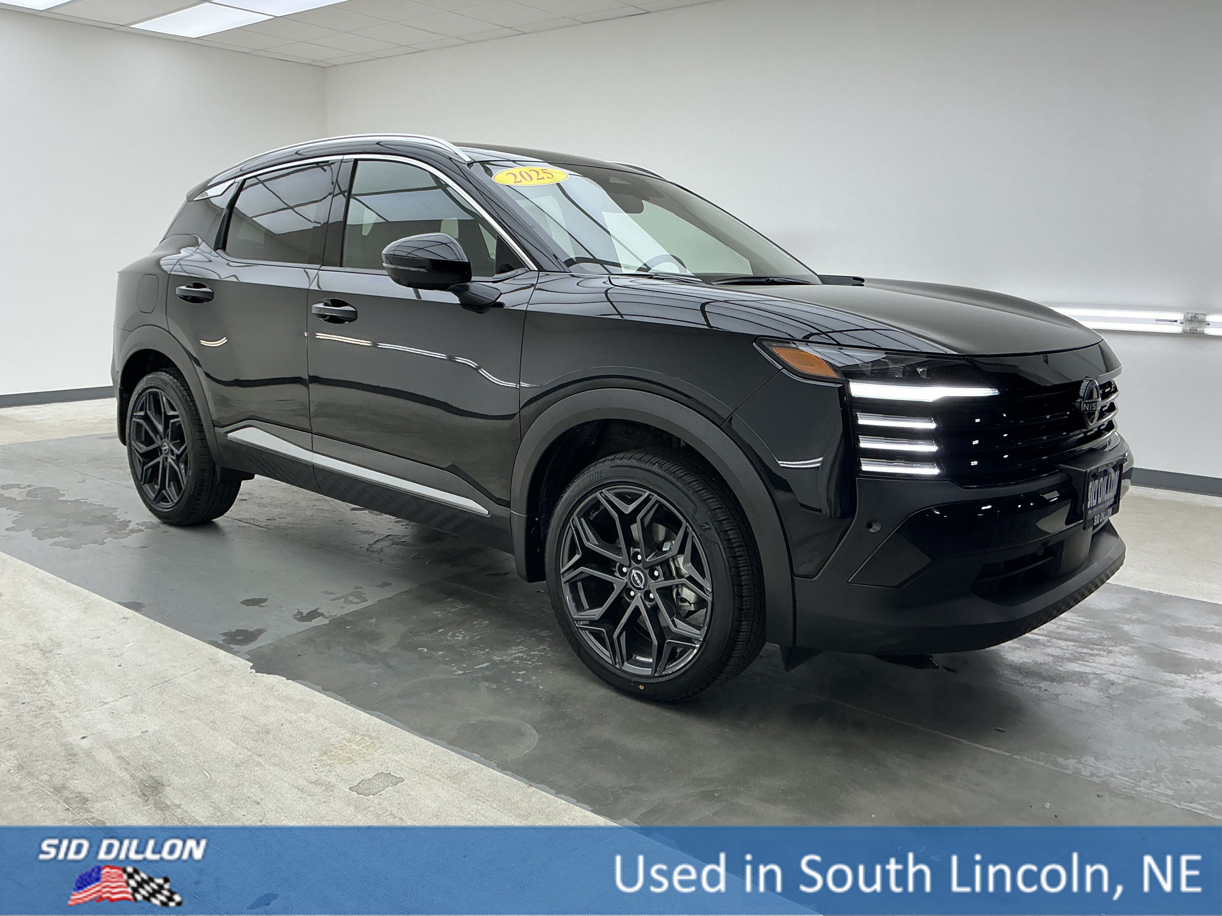 Used 2025 Super Black Nissan SR image 3
