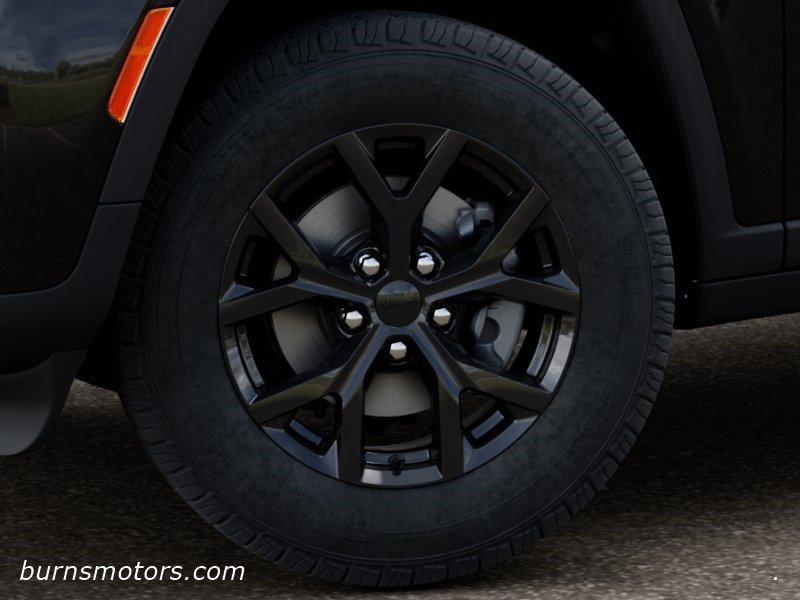 New 2026 Diamond Black Crystal Pearl-Coat Exterior Paint Jeep Laredo Altitude image 8