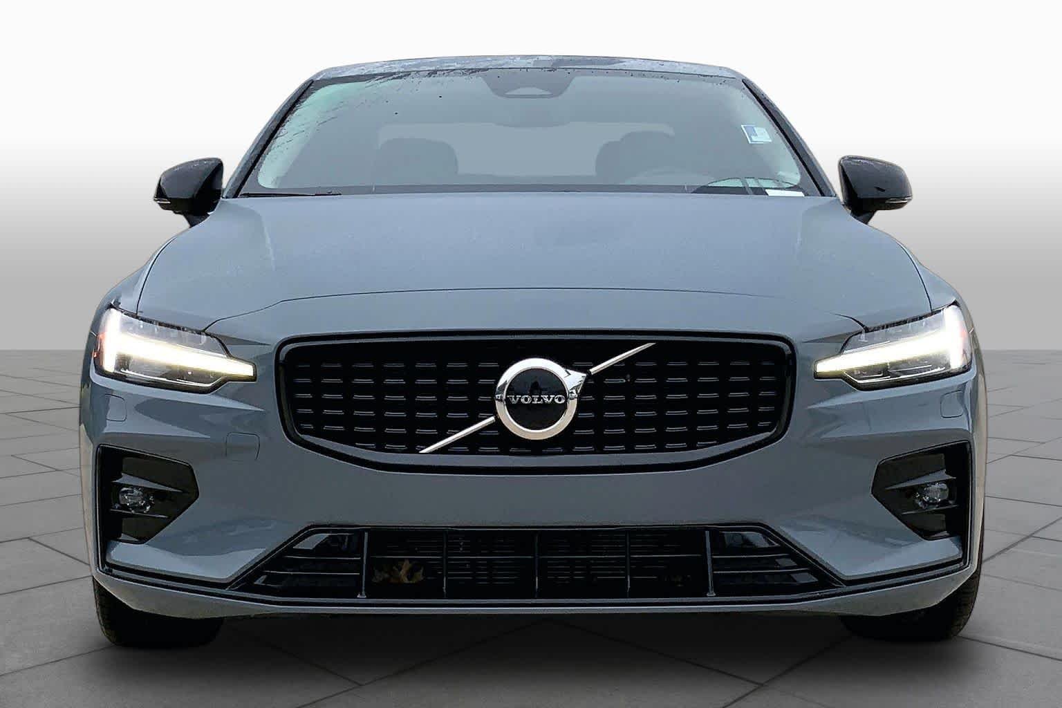 Used 2023 Thunder Grey Metallic Volvo Core Dark Theme image 4