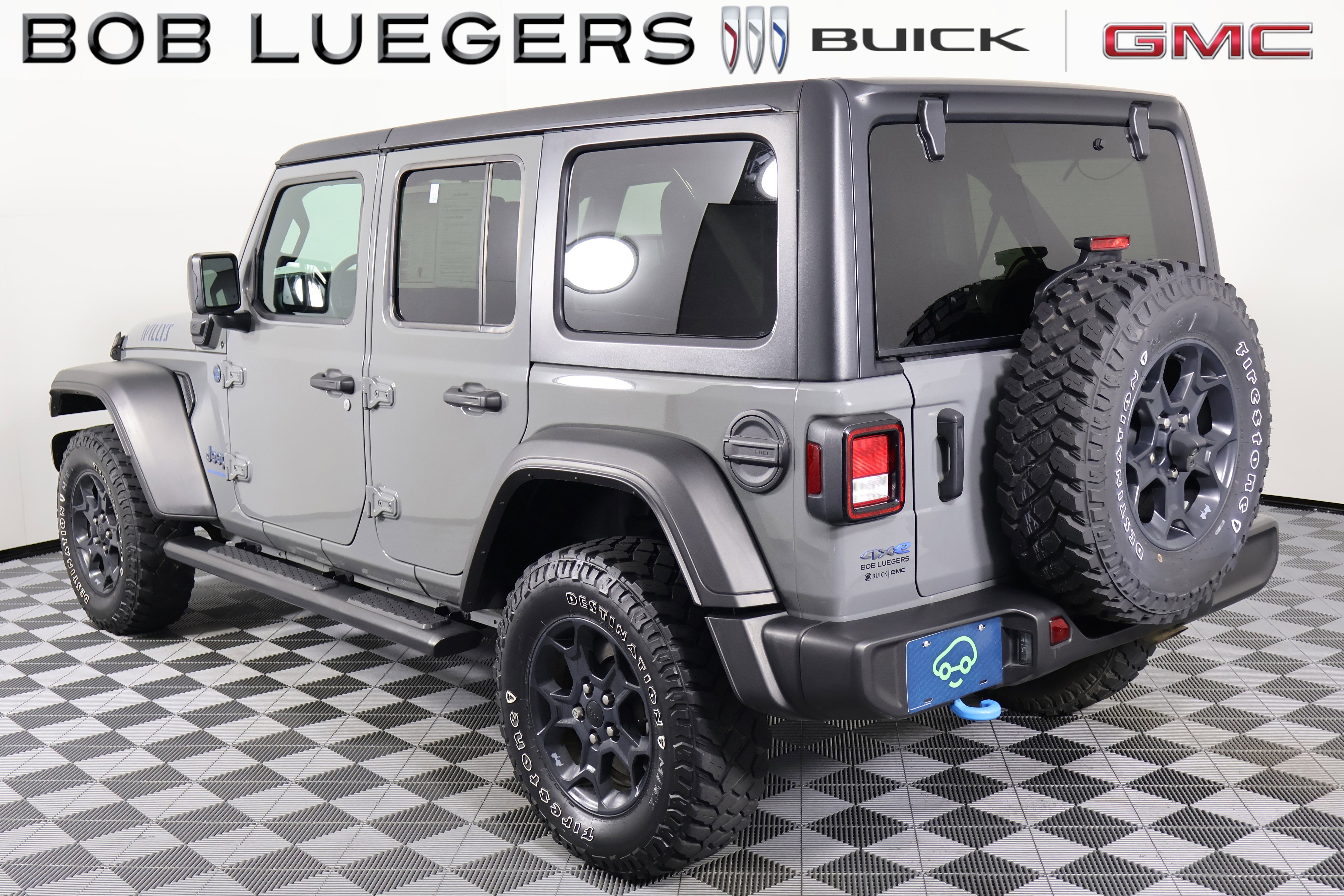 Used 2023 Gray Jeep 4x4 image 4