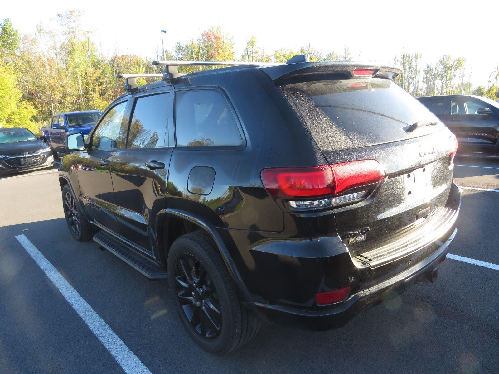 Used 2019 Diamond Black Crystal Pearlcoat Jeep Altitude image 9