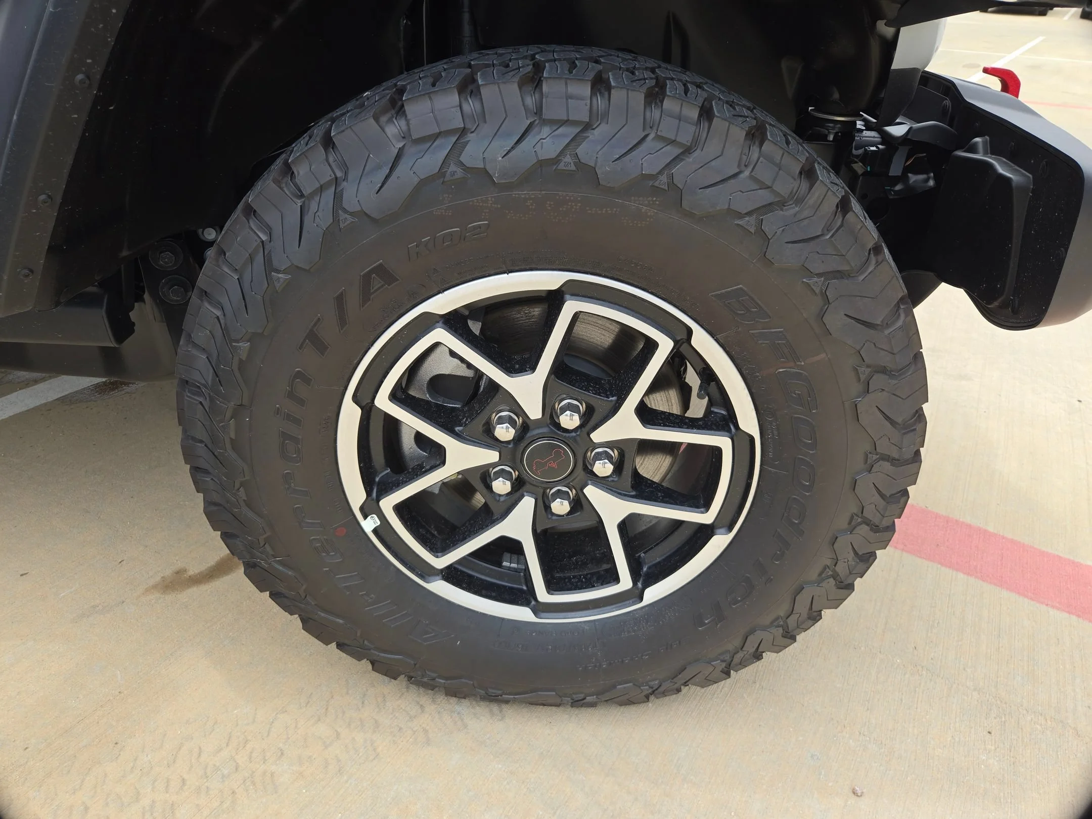 New 2026 Bright White Clear-Coat Exterior Paint Jeep Rubicon image 28