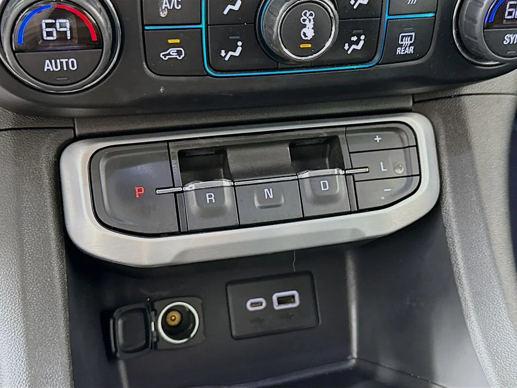 Used 2021 Summit White GMC SLE image 19