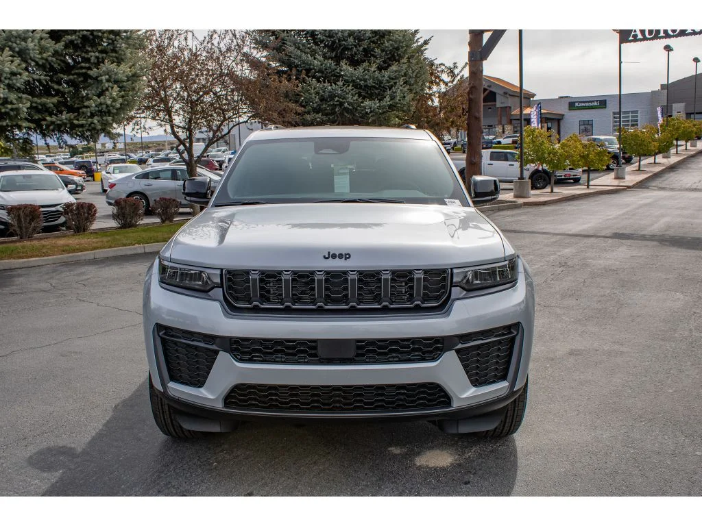 New 2026 SILVER ZYNITH Jeep Laredo Altitude image 3