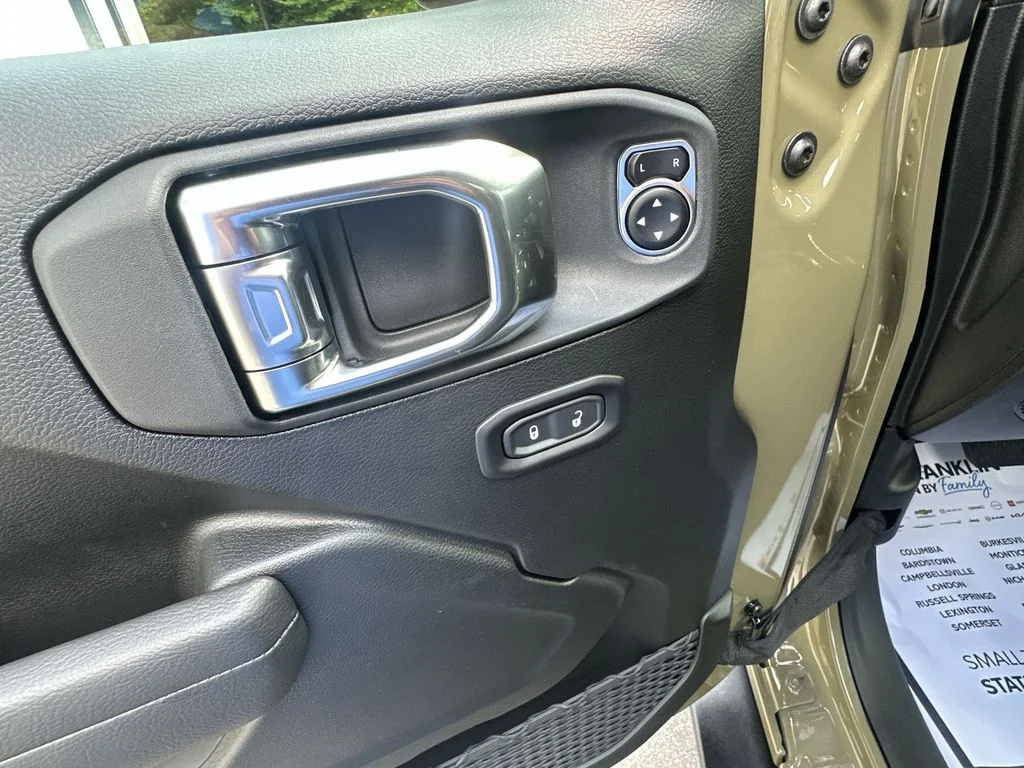 Used 2025 Green Jeep Mojave image 21
