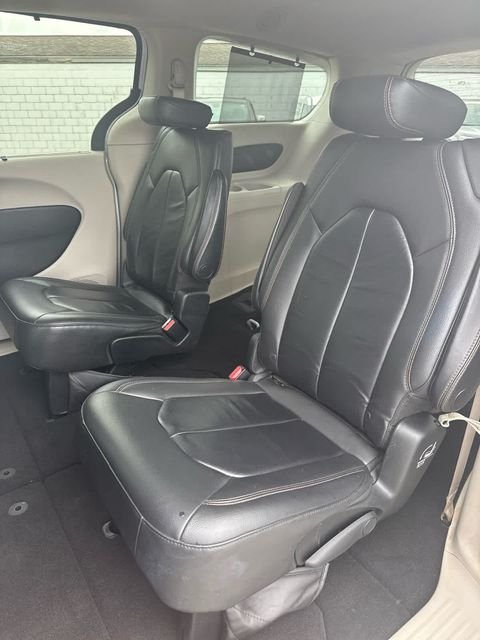 Used 2017 White Chrysler Touring L image 9