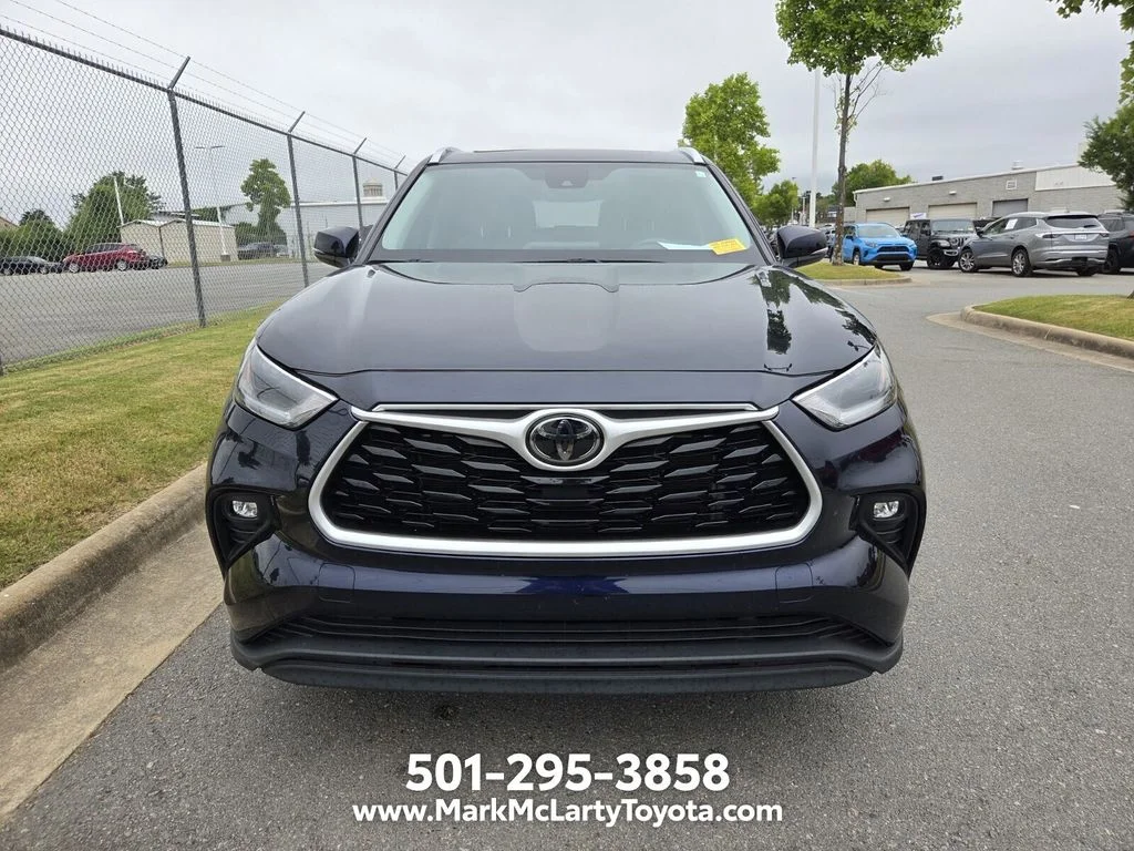Used 2021  Toyota XLE image 2