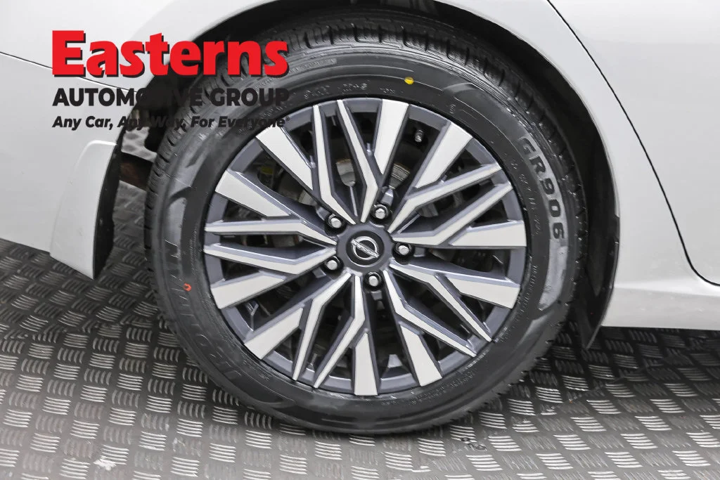 Used 2023 Silver Nissan 2.5 SV image 30