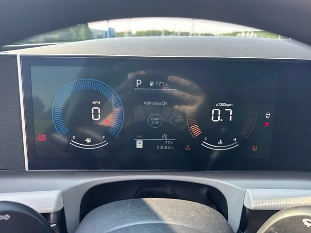 Used 2025  Hyundai SEL image 18