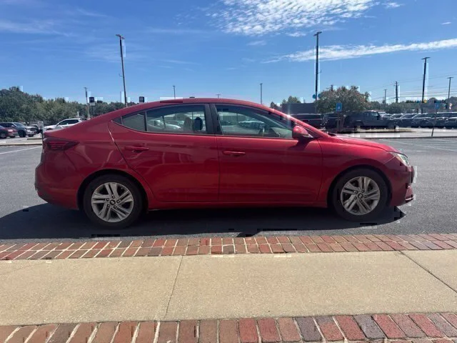 Used 2020 Red Hyundai SE image 5