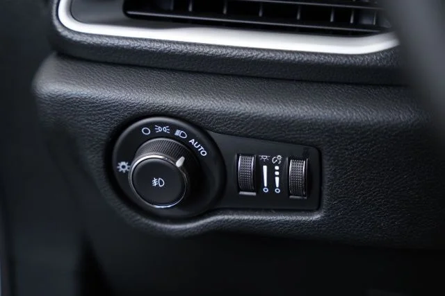2025 Chrysler Pacifica Select - Photo 16