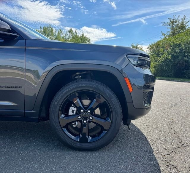 Used 2023 Gray Jeep Altitude X image 8