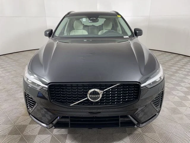 Certified Used 2025 Onyx Black Metallic Volvo Plus image 4