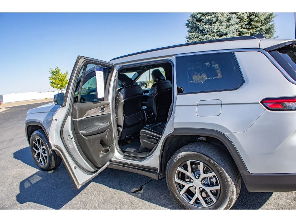 Used 2024 Silver Zynith Jeep Limited image 17