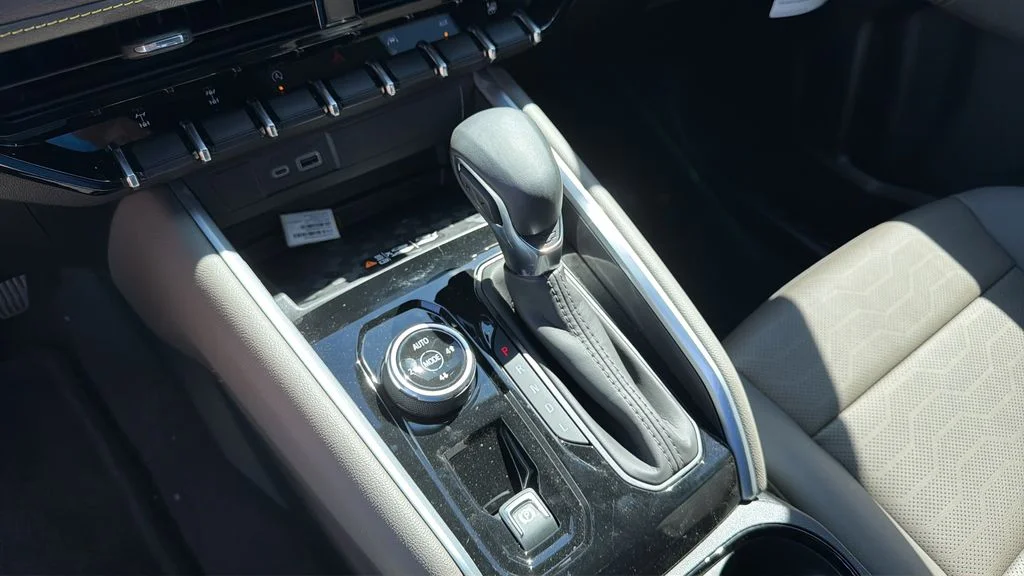 New 2026 White Chevrolet ZR2 image 29