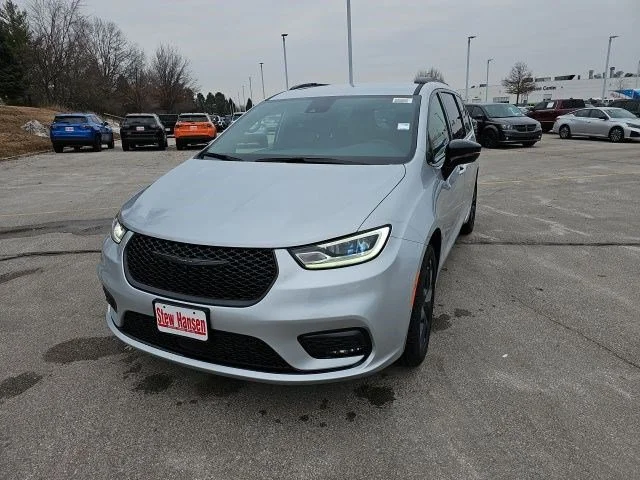 2026 Chrysler Pacifica Select AWD's photo