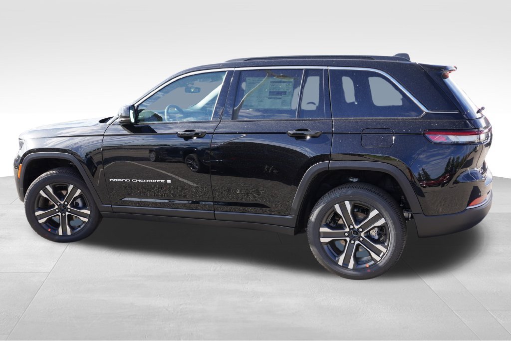 New 2027 High-Gloss Black Paint Jeep Limited image 6