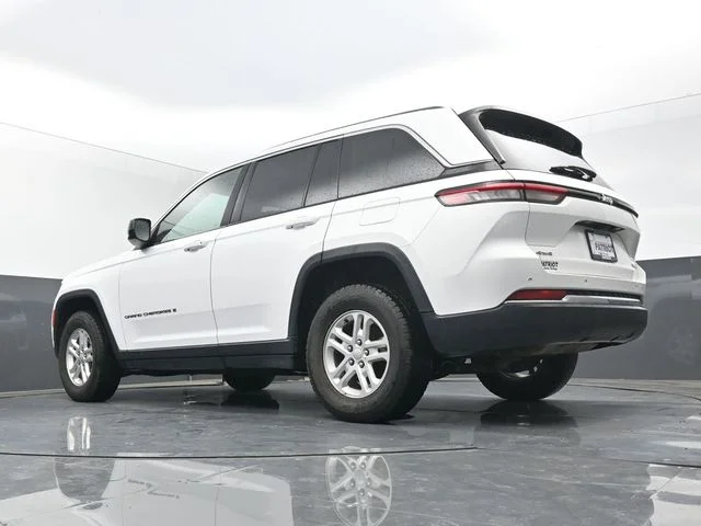 Used 2024 White Jeep Laredo image 39