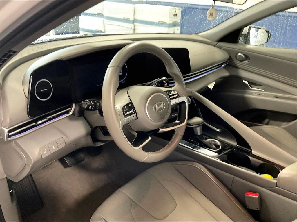 Used 2025 White Hyundai SEL Convenience image 8
