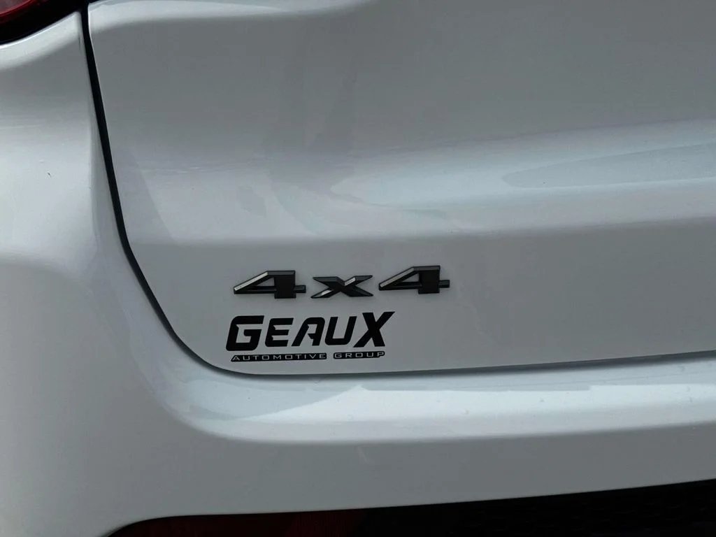 New 2026 White Jeep Latitude image 16