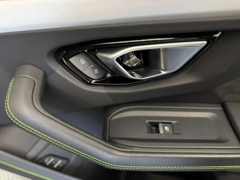 Used 2022  Lamborghini Sport Utility 4D image 33