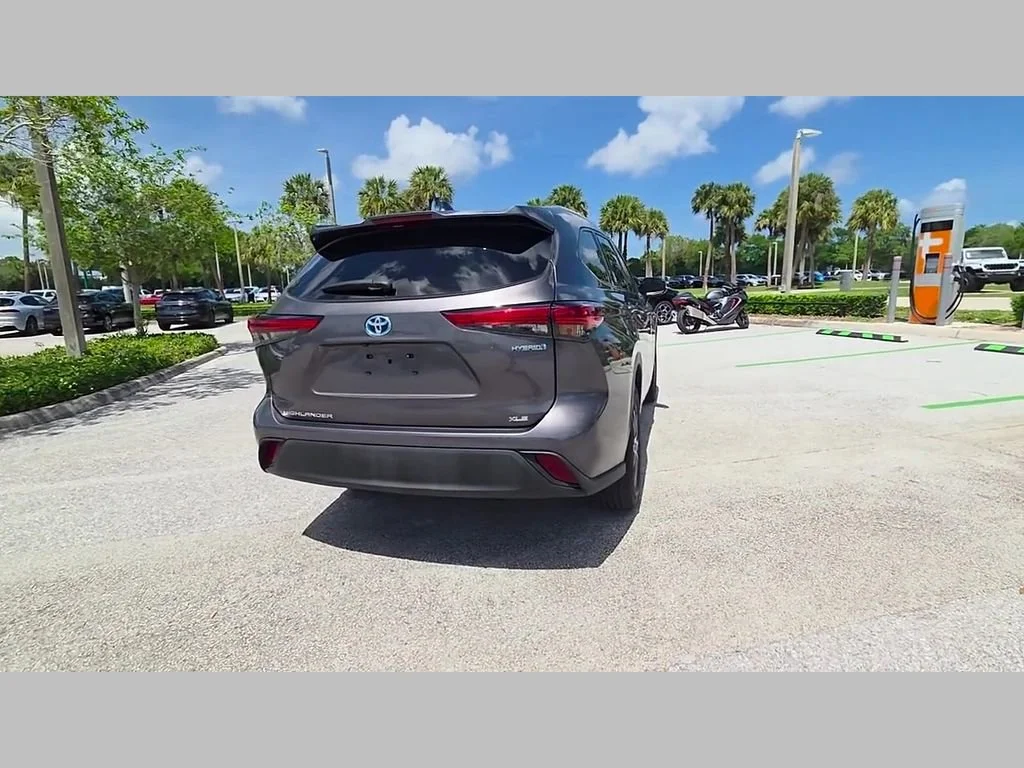 Used 2022 Magnetic Gray Metallic Toyota Hybrid XLE image 41