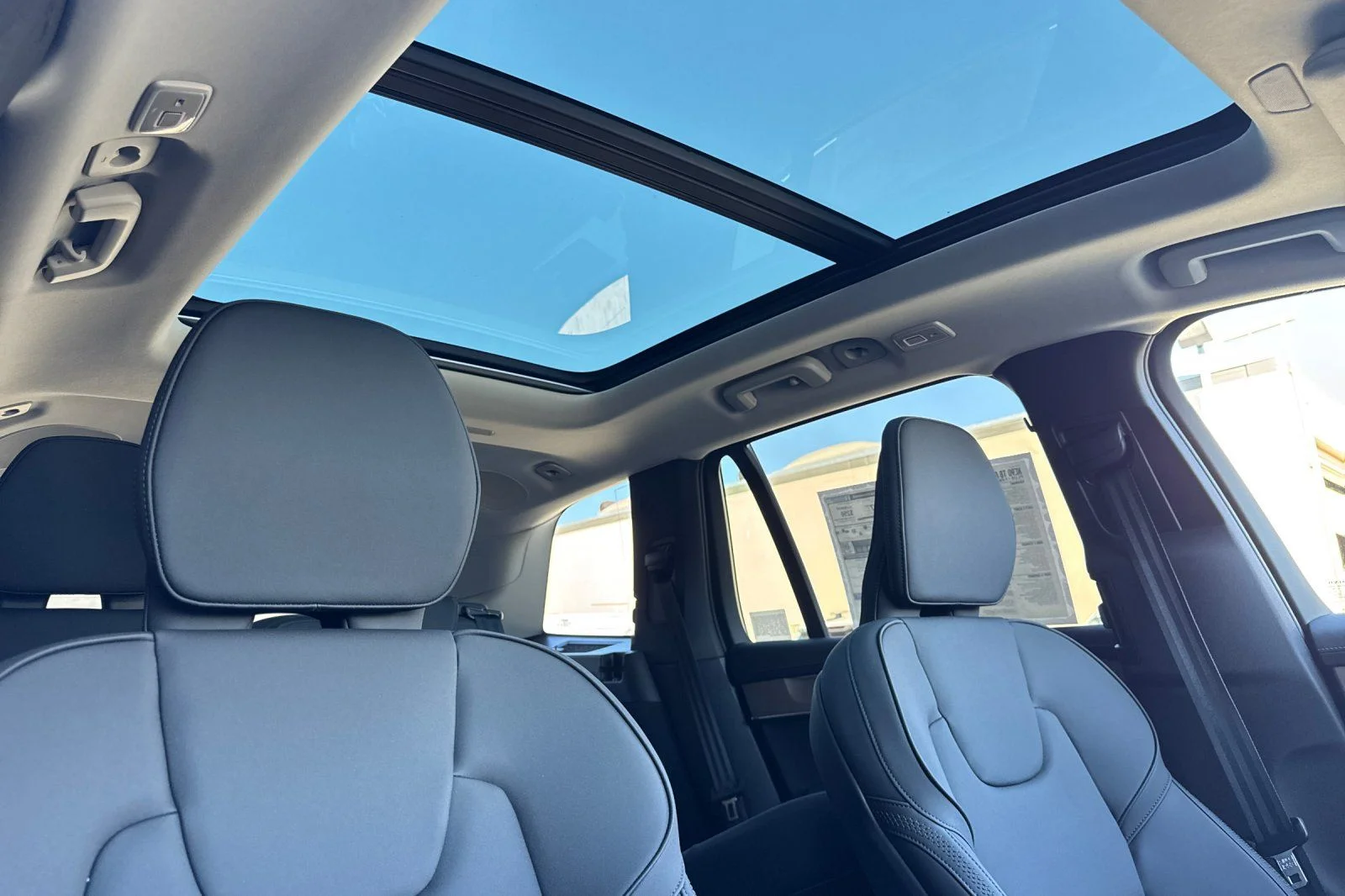 New 2026 Crystal White Volvo T8 Plus 7-Seater image 19