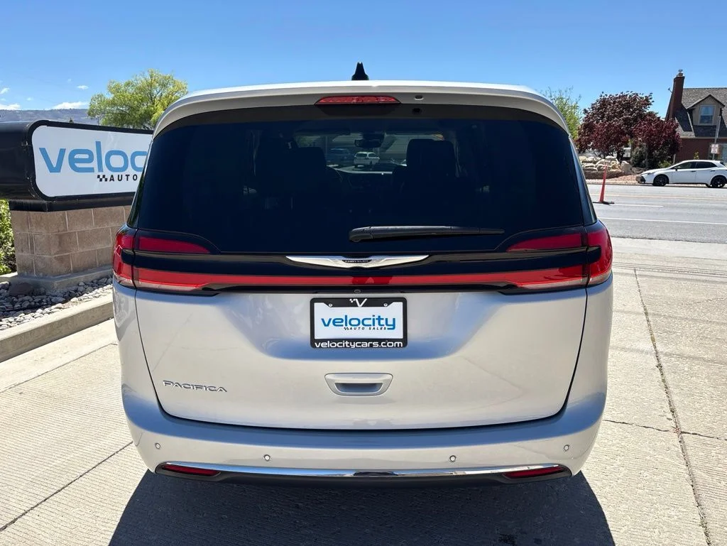 Used 2023 Silver Chrysler Touring L image 5