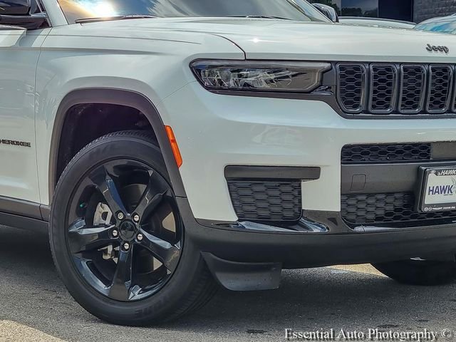 Used 2023 White/off-white Jeep Altitude image 3