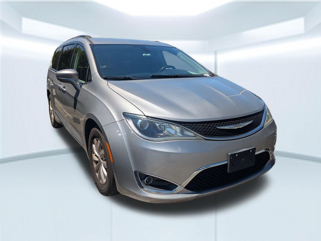 Used 2017 Silver Chrysler Touring L image 3