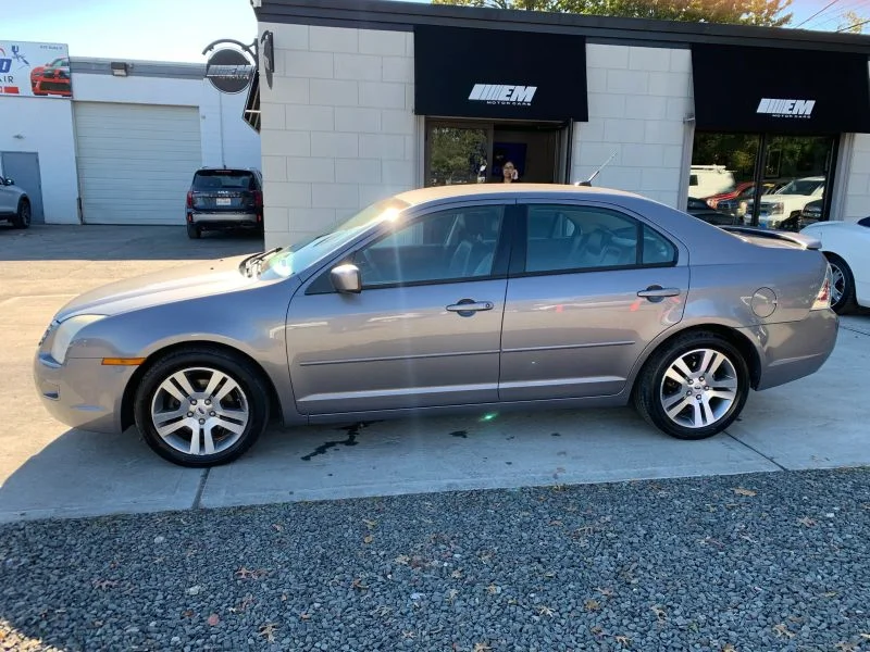 Used 2007 Gray Ford SE Sedan 4D image 6