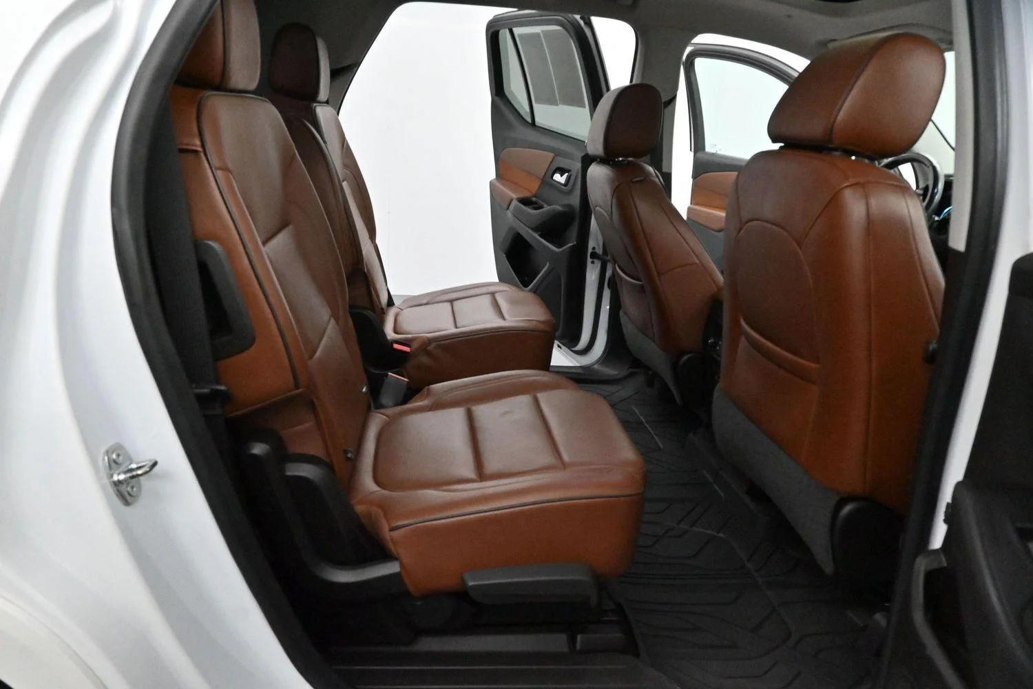 Used 2019 IRIDESCENT PEARL TRICOAT Chevrolet High Country image 40