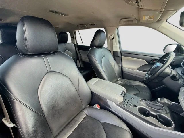 Used 2020 White Toyota LE image 31