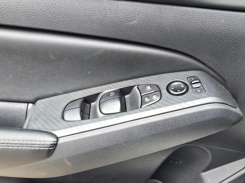 Used 2025 Glacier White Nissan SV image 16
