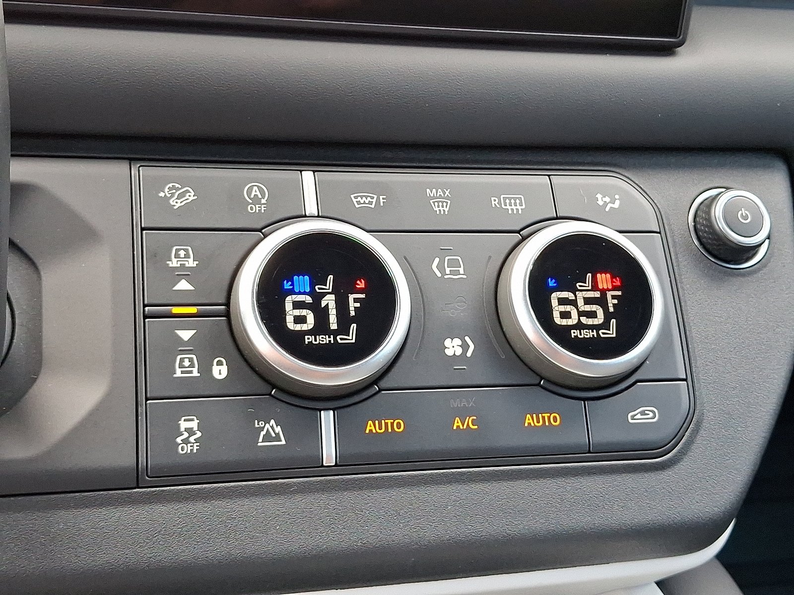 2025 Land Rover Defender X-Dynamic SE - Photo 16