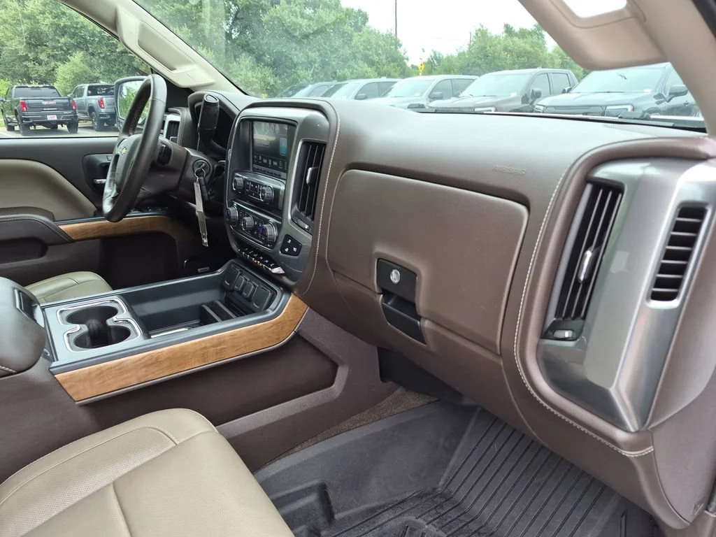 Used 2018 IRIDESCENT PEARL TRICOAT Chevrolet LTZ image 39