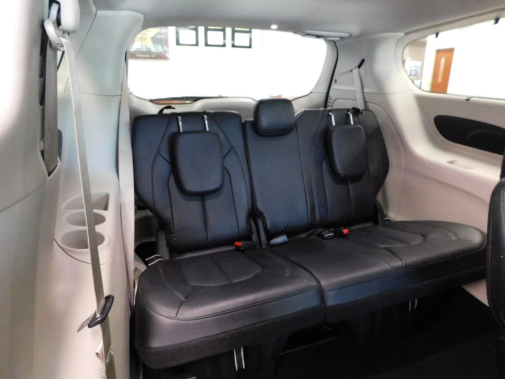Used 2019 Velvet Red Pearlcoat Chrysler Touring L image 42