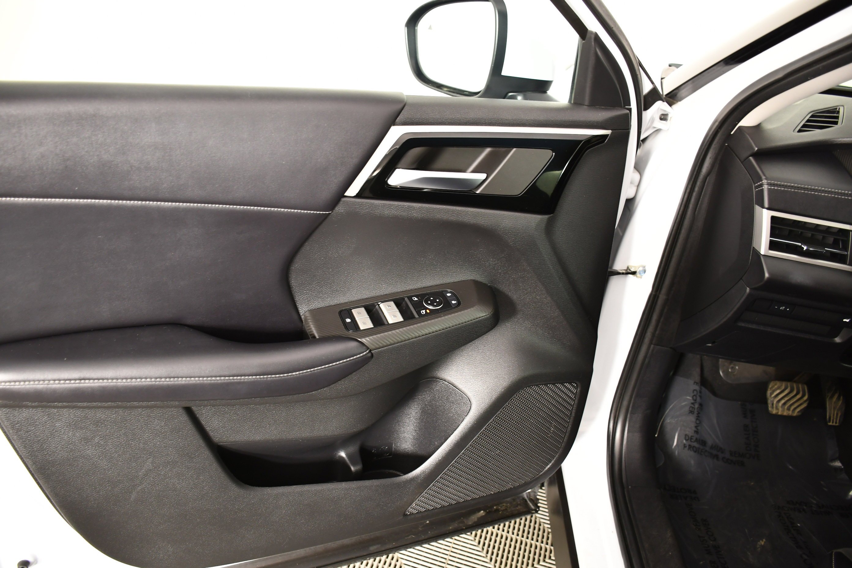 Certified Used 2022 White Diamond Mitsubishi SE image 35