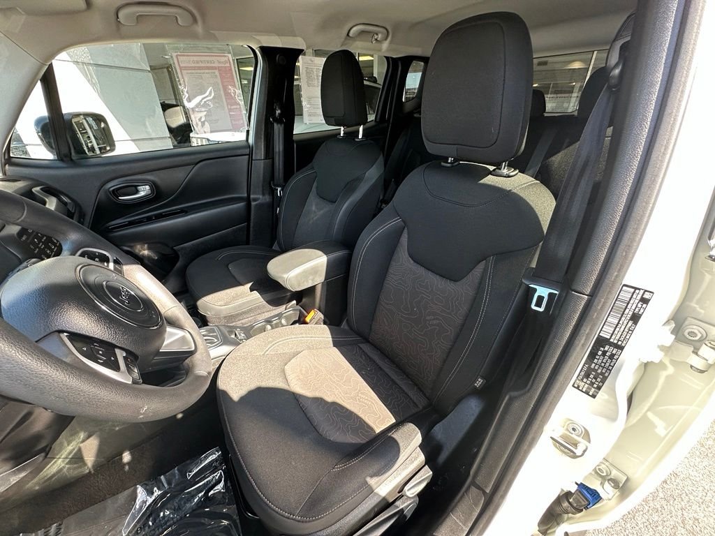 Used 2023 White Jeep Latitude image 4